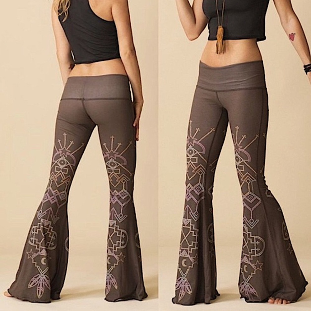 🪶 TEEKI Seven Crowns Bells Flare Hot Pant Legging